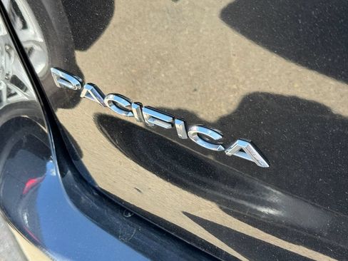 Used 2024 Chrysler Pacifica Touring-L FWD image 8