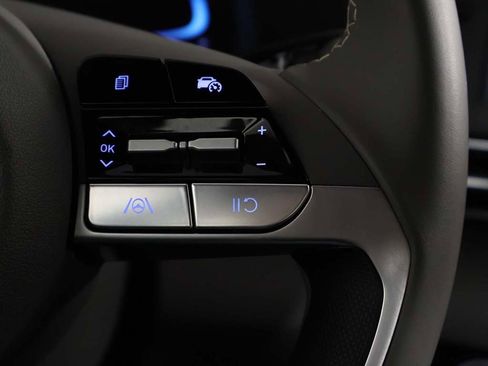 Certified 2025 Hyundai Elantra Sport image 36