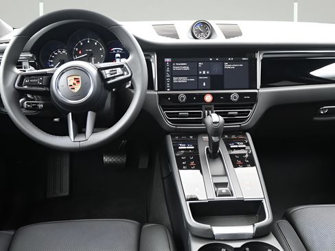 Certified 2026 Porsche Macan AWD/4WD image 8