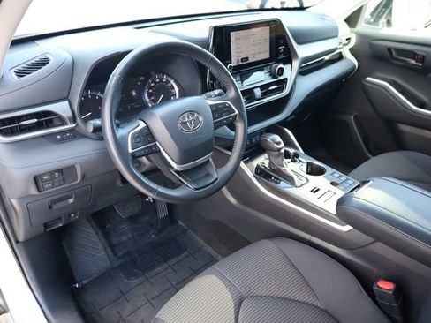 Used 2024 Toyota Highlander LE image 8