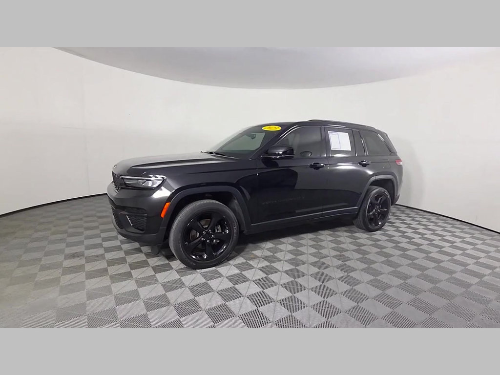 Used 2023 Jeep Grand Cherokee Altitude AWD/4WD image 16