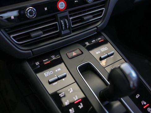 Certified 2026 Porsche Macan AWD/4WD image 25