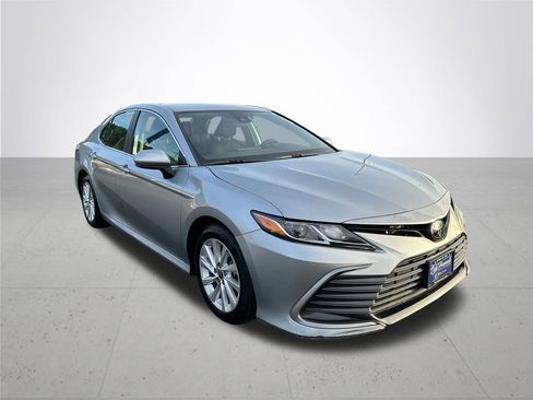 Used 2023 Toyota Camry LE image 5