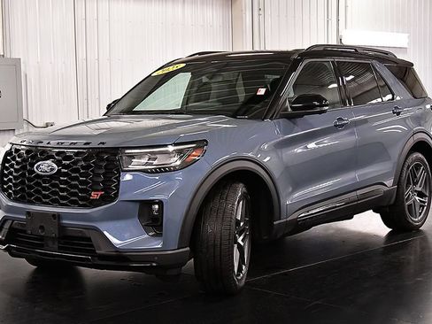 Used 2025 Ford Explorer ST AWD/4WD image 3