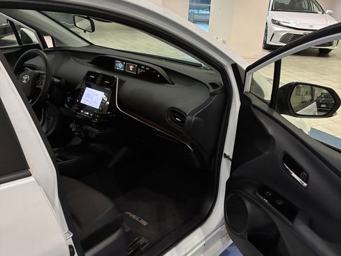 Used 2021 Toyota Prius L Eco w/ Carpet Mat Package (TMS) image 7