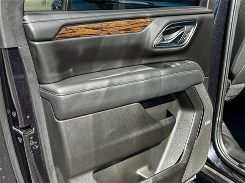 Used 2024 Chevrolet Suburban Premier image 32