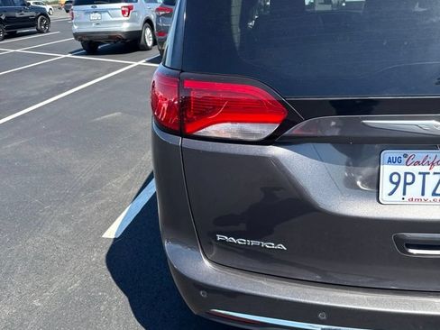 Used 2017 Chrysler Pacifica Limited w/ UConnect Theater Package FWD image 11