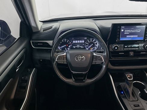 Used 2021 Toyota Highlander XLE image 18
