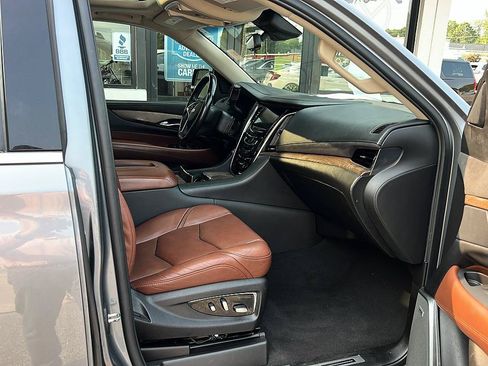 Used 2019 Cadillac Escalade ESV Luxury AWD/4WD image 38