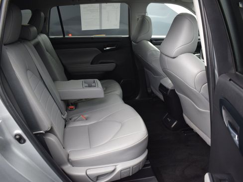 Used 2022 Toyota Highlander XLE AWD/4WD image 11