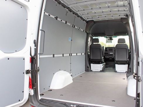 Used 2025 Mercedes-Benz Sprinter 2500 image 6