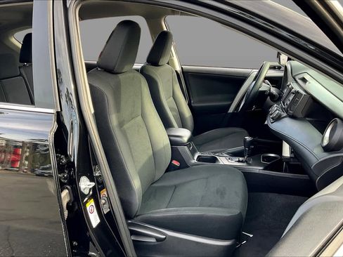 Used 2017 Toyota RAV4 LE image 8