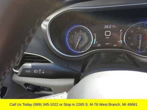 Used 2023 Chrysler Pacifica Touring-L FWD image 17