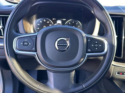 Used 2019 Volvo XC60 T5 Momentum w/ Multimedia Package image 17