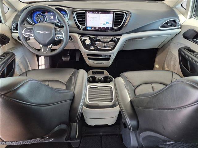 Used 2024 Chrysler Pacifica Touring-L FWD image 16