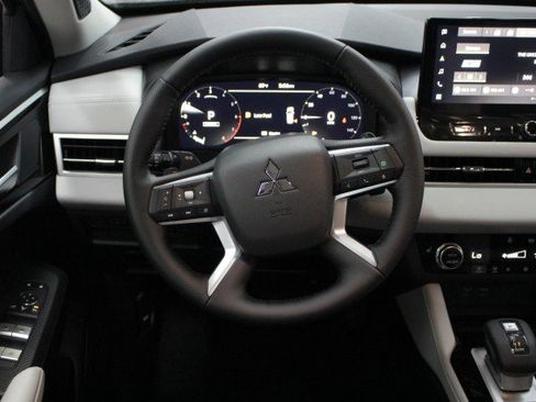 New 2026 Mitsubishi Outlander SE image 21