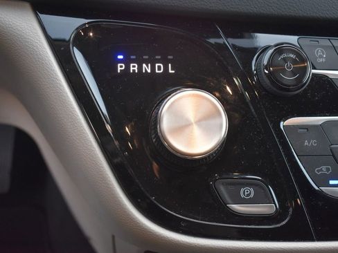 Used 2024 Chrysler Pacifica Touring-L image 31