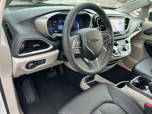 Used 2024 Chrysler Pacifica Limited FWD image 16