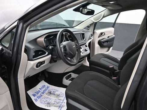 Used 2023 Chrysler Voyager LX FWD image 9