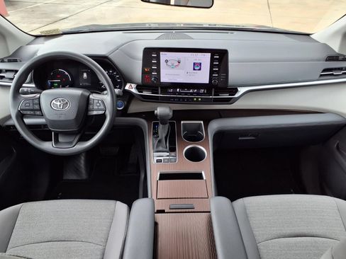 Certified 2023 Toyota Sienna LE FWD image 9