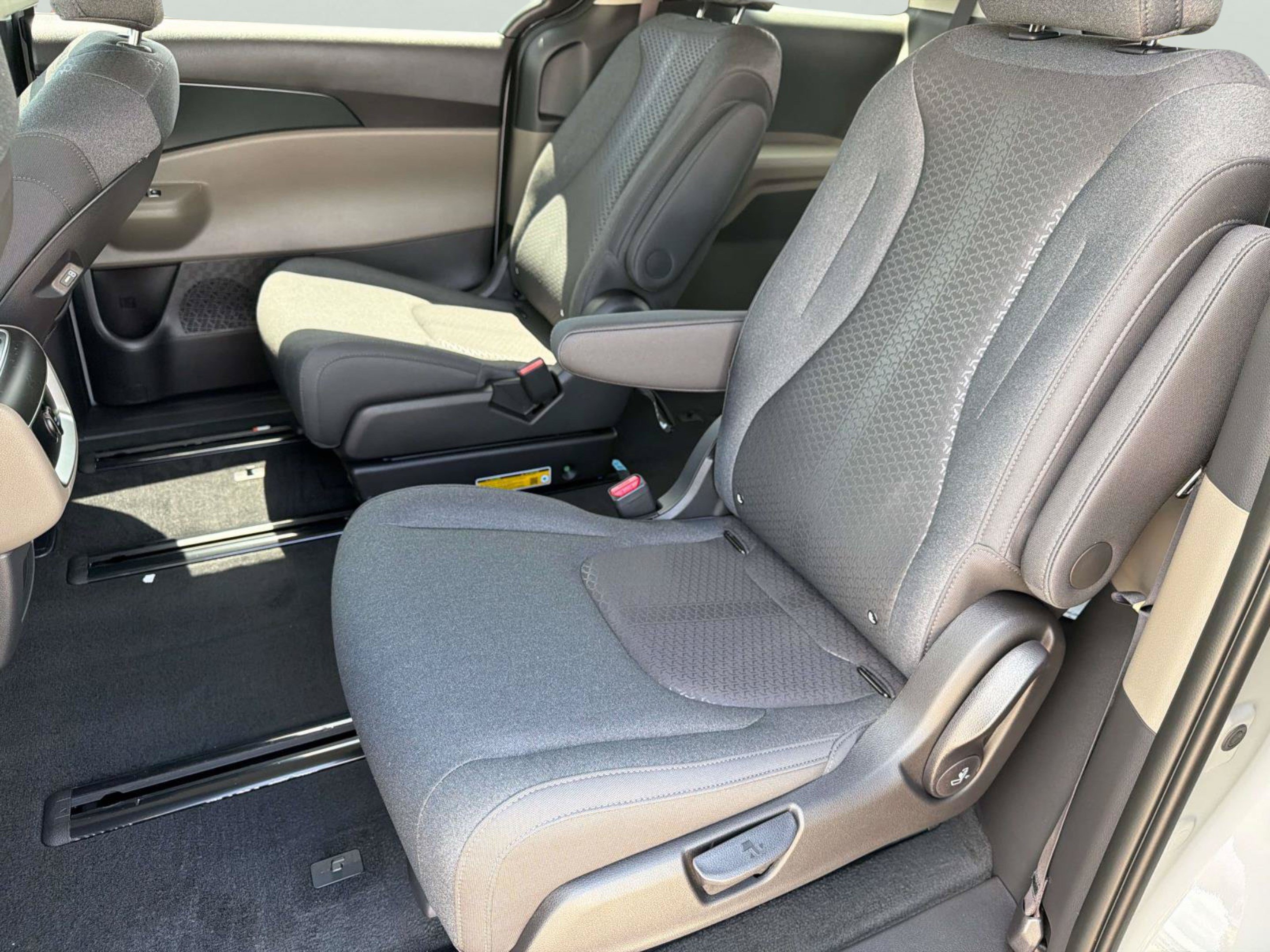 New 2027 Kia Carnival LX FWD image 15