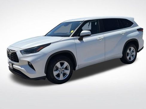 Used 2024 Toyota Highlander LE FWD image 1