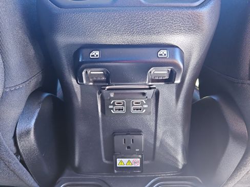 Used 2022 Jeep Gladiator Rubicon w/ Cold Weather Group image 21