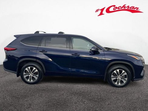 Used 2021 Toyota Highlander XLE AWD/4WD image 32
