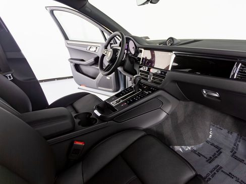 New 2026 Porsche Macan image 25