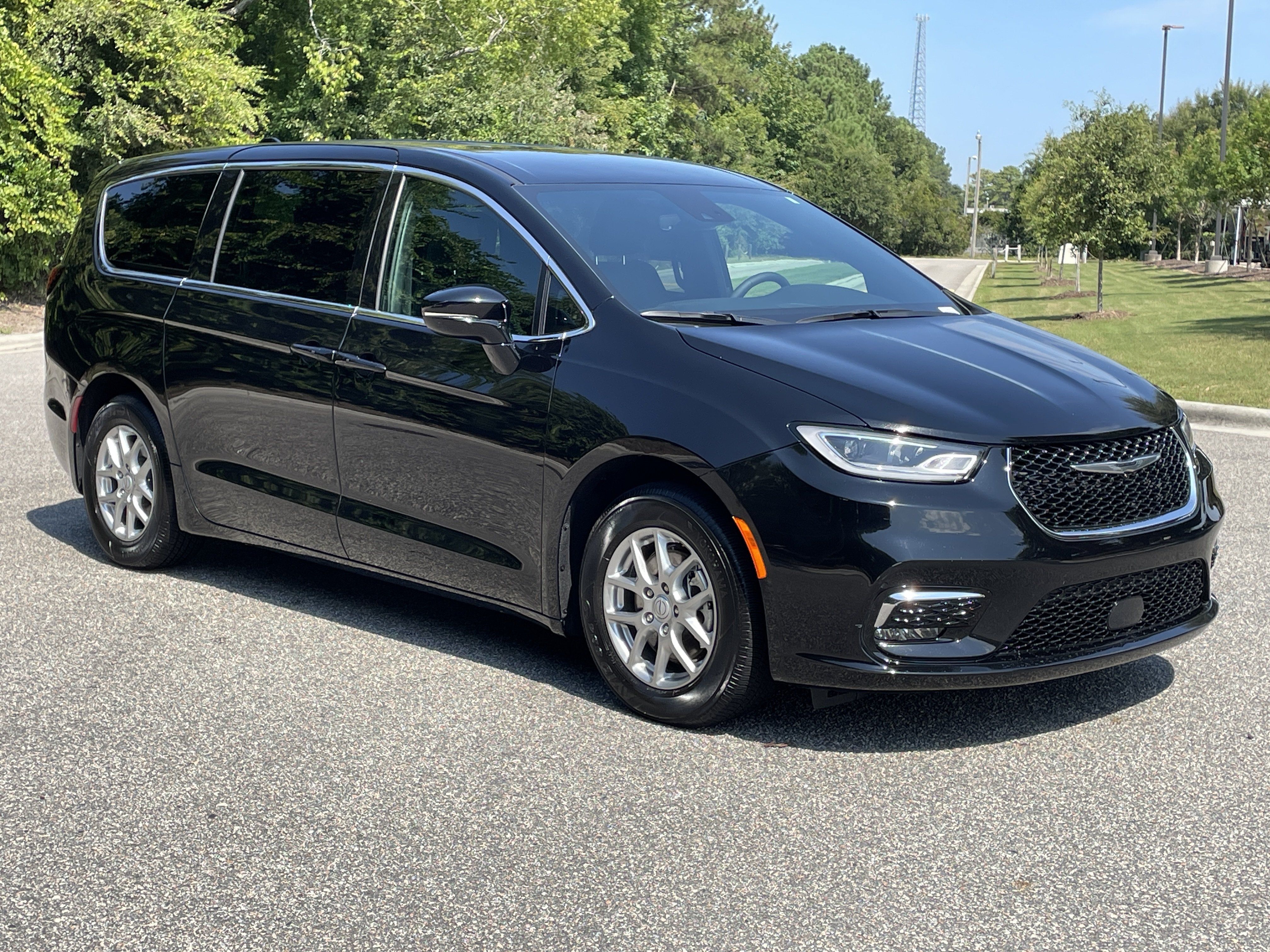 Used 2026 Chrysler Pacifica Select FWD image 2