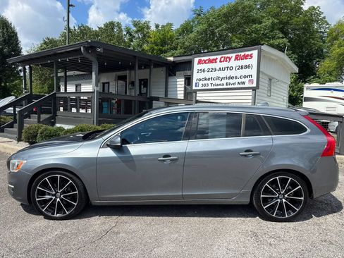 Used 2017 Volvo V60 T5 Premier w/ Convenience Package FWD image 4