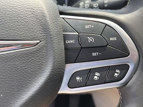 Used 2023 Chrysler Pacifica Touring-L FWD image 26