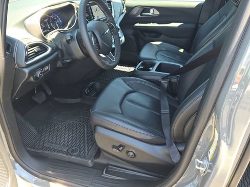 Used 2025 Chrysler Pacifica Select AWD/4WD image 11
