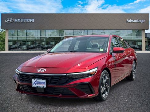 Certified 2025 Hyundai Elantra Limited FWD image 4
