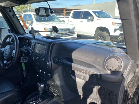 Used 2017 Jeep Wrangler Unlimited Sahara AWD/4WD image 19