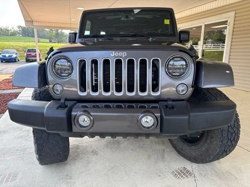 Used 2018 Jeep Wrangler Unlimited Sahara w/ Connectivity Group AWD/4WD image 11
