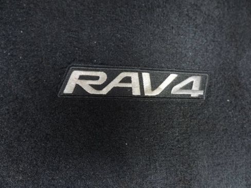 Used 2018 Toyota RAV4 LE FWD image 23