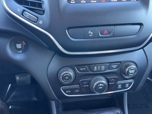 Used 2019 Jeep Cherokee Latitude Plus w/ Cold Weather Group image 18