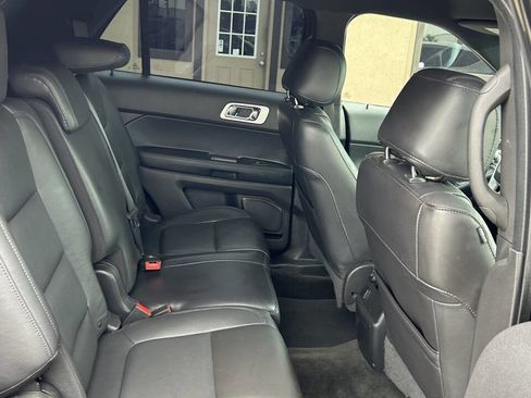 Used 2015 Ford Explorer XLT w/ Equipment Group 202B FWD image 13