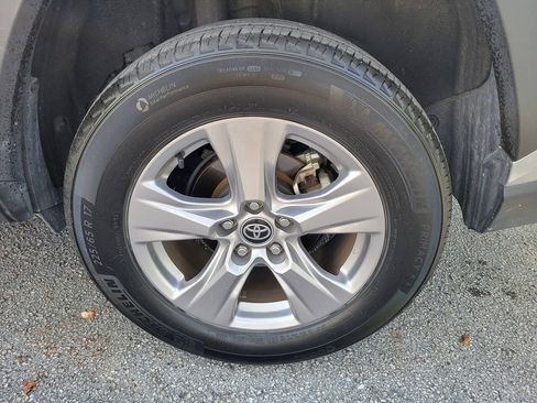 Used 2025 Toyota RAV4 XLE FWD image 16