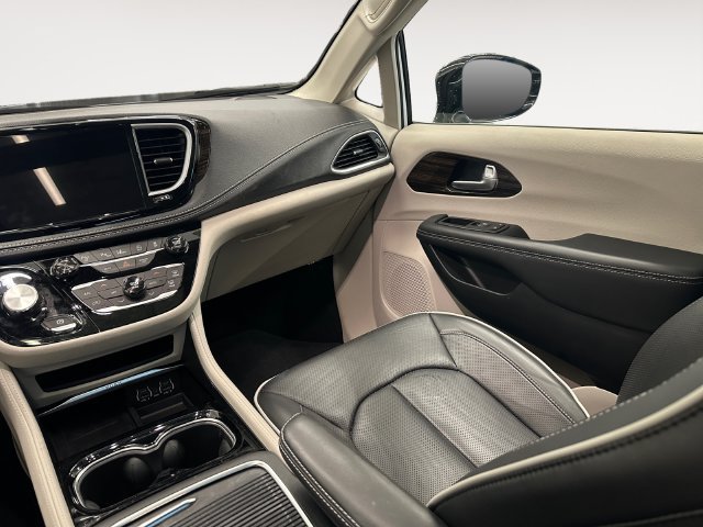 Used 2024 Chrysler Pacifica Limited AWD/4WD image 11