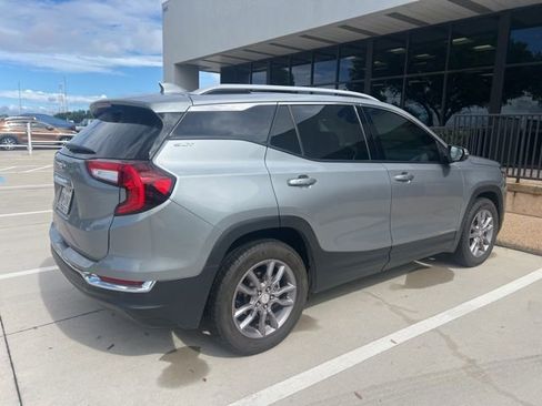 Used 2024 GMC Terrain SLT FWD image 3