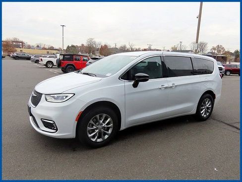 New 2026 Chrysler Pacifica Select image 2