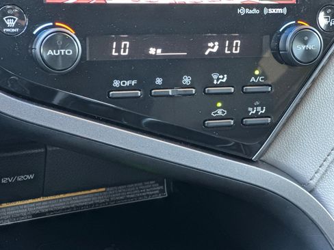 Used 2020 Toyota Camry XLE image 20