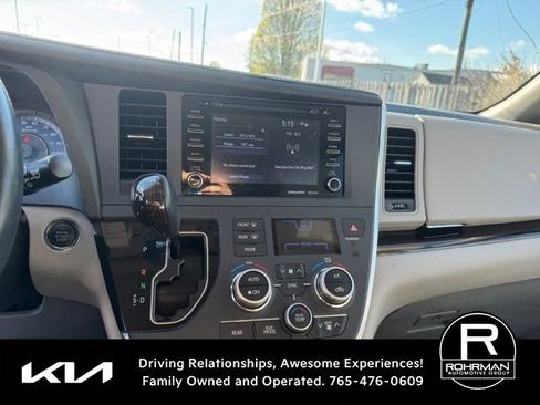 Used 2019 Toyota Sienna XLE image 11