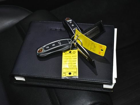 Used 2022 Porsche Cayenne Platinum Edition image 66