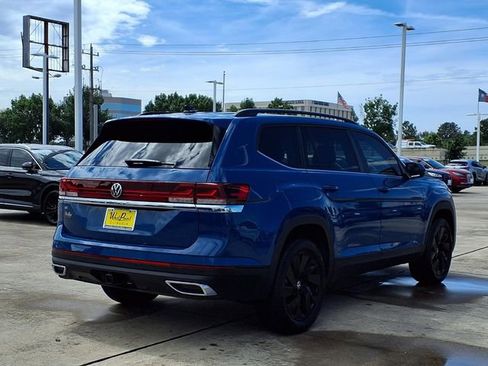 Used 2025 Volkswagen Atlas SE FWD image 2