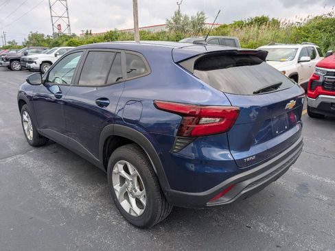 Used 2024 Chevrolet Trax LS w/ LS Convenience Package FWD image 6