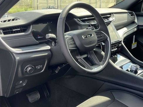 New 2025 Jeep Grand Cherokee L Altitude image 9