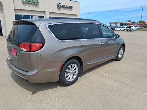 Used 2017 Chrysler Pacifica Touring-L FWD image 6